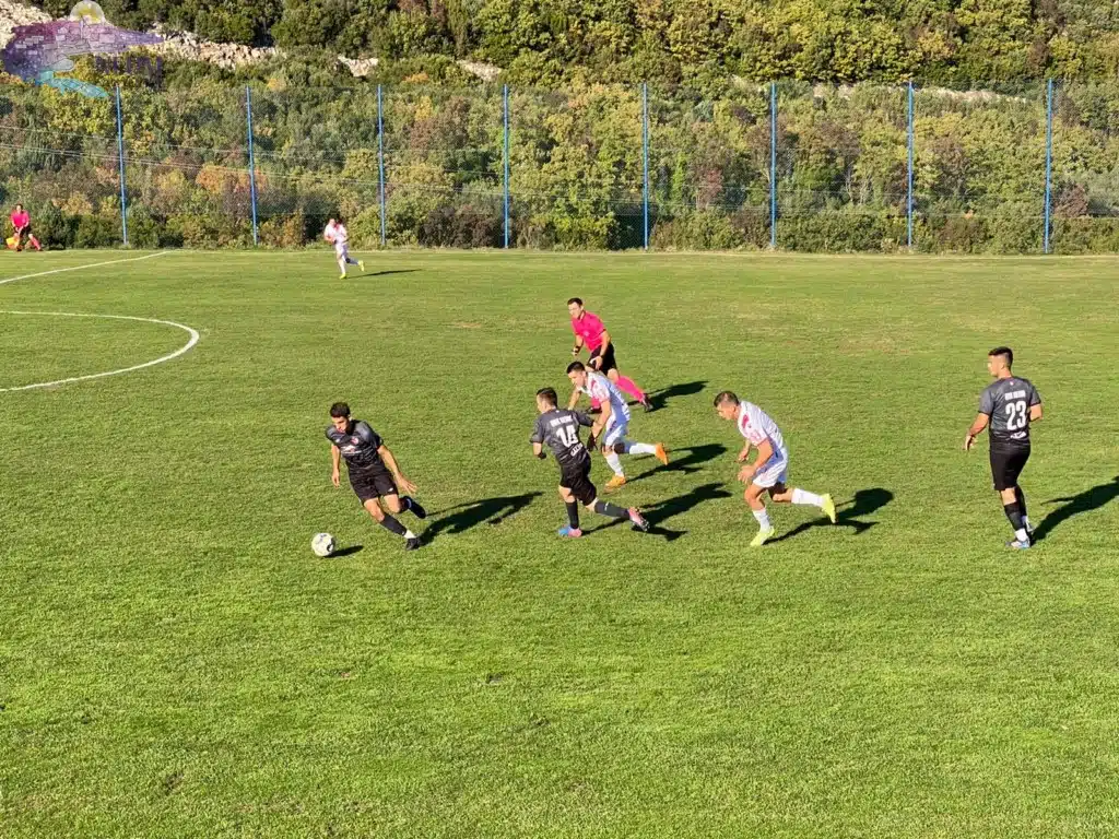 FOTO | HNK Neum i HŠK Zrinjski Mostar odigrali prijateljsku utakmicu u Neumu