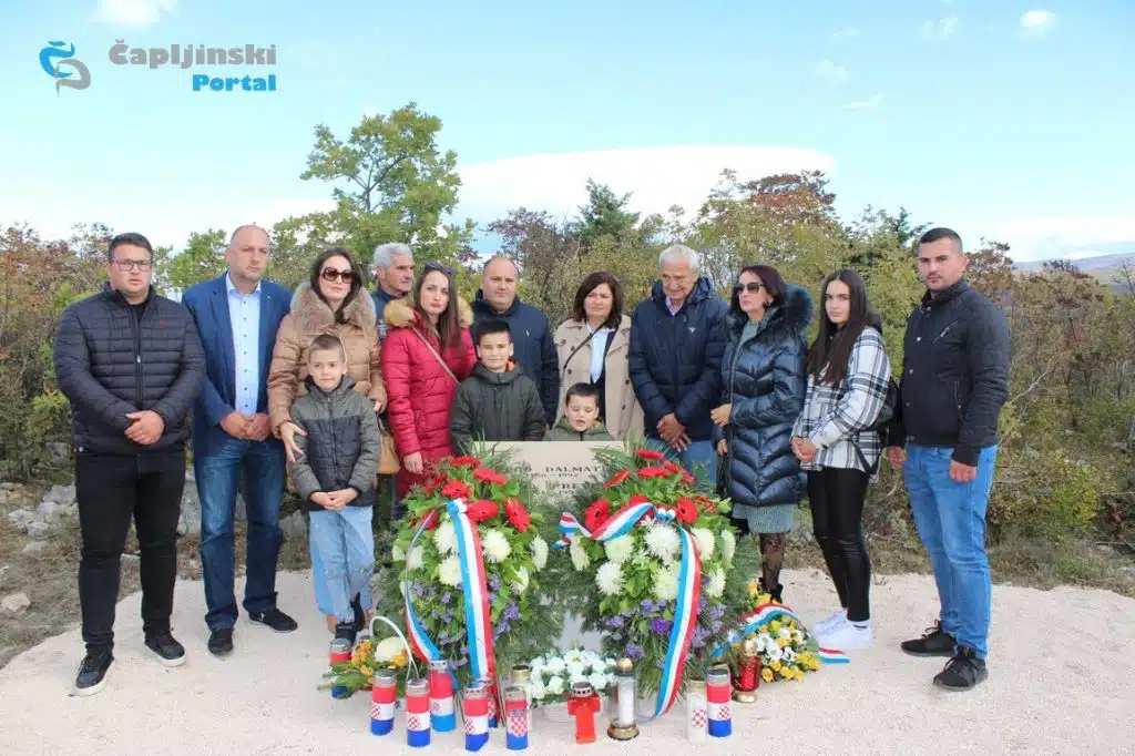 FOTO | Obitelji Boška Previšića i Pere Dalmatina podignule spomenik u čast 30. godine njihovog stradanja