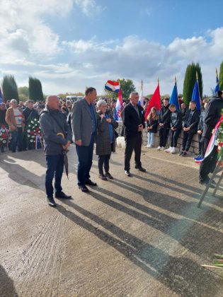 Članovi Udruge branitelja Domovinskog rata HVO-a na komemoraciji u Škabrnji