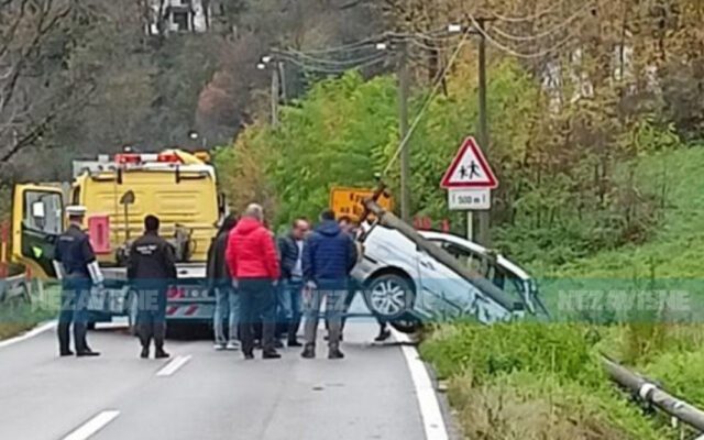 BMW-om prepolovili betonski stup pa sletjeli u kanal | HIP.ba