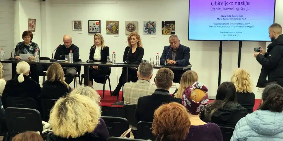 Skup u Centru za kulturu Mostar: Nasilje u porodici zadnjih godina značajno povećano