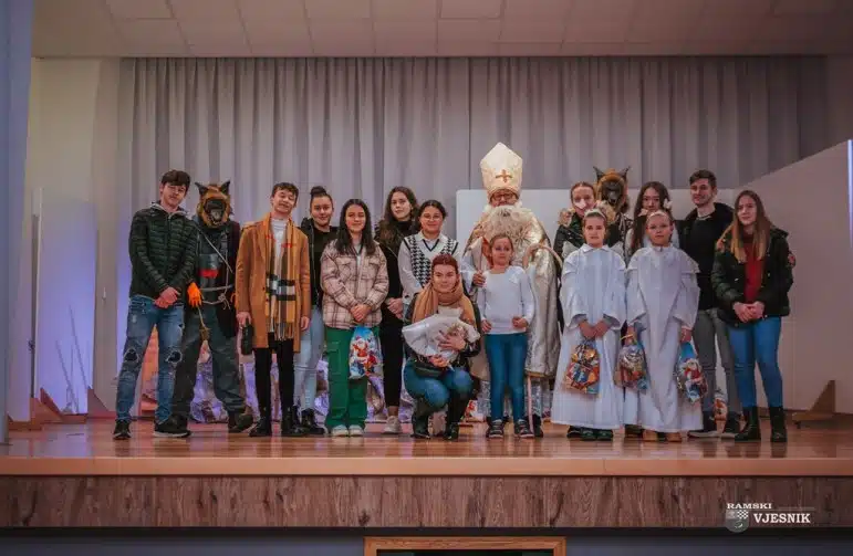 Mališane u župi Gračac posjetio sveti Nikola