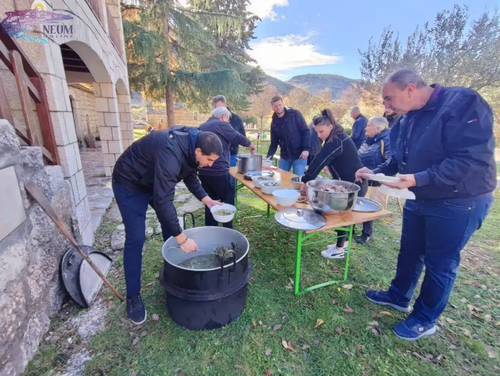 FOTO | U Hutovu održana tradicionalna Raštikijada, najmlađe obradovao sveti Nikola