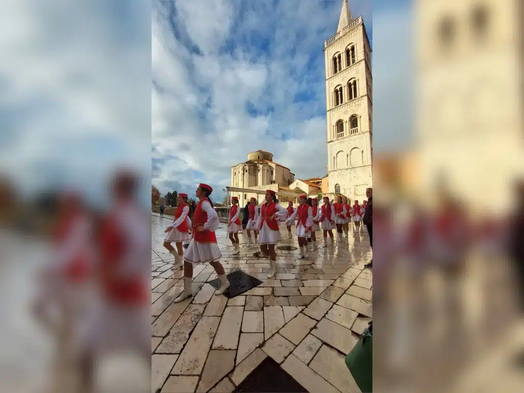 FOTO/VIDEO: Neumske mažoretkinje nastupile na Adventu u Zadru