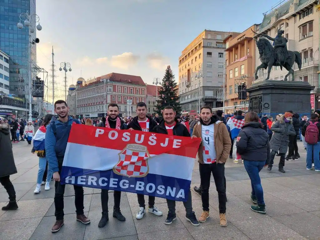 Vatreni uskoro stižu, na Trgu su brojni Posušani!