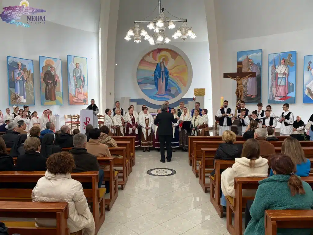 FOTO: U prepunoj crkvi Gospe od Zdravlja KUD “Klek” održao adventski koncert