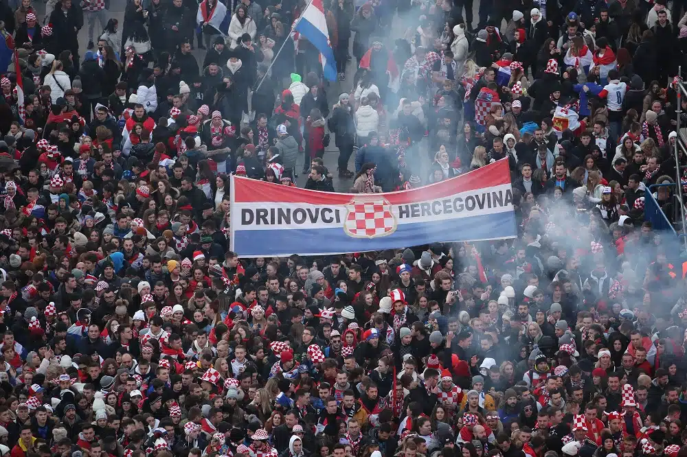 Deseci tisuća navijača na Trgu dočekali Vatrene