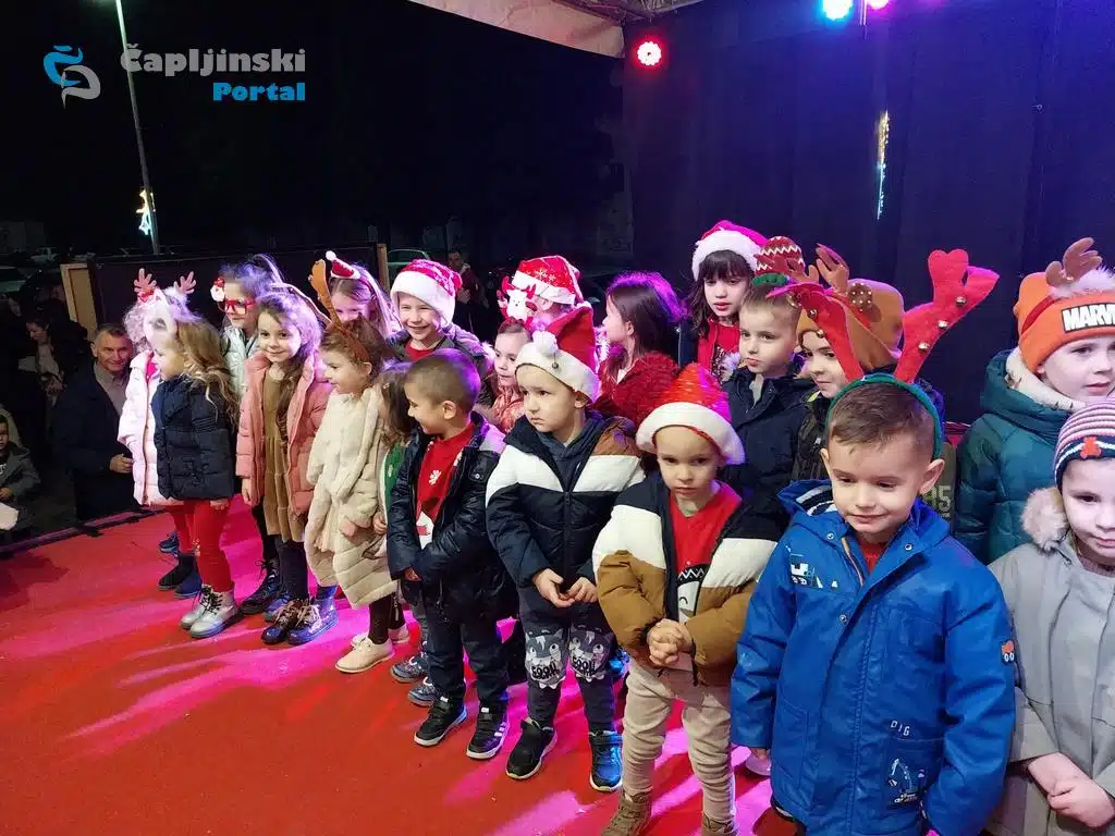 FOTO | Mali vrtićani oduševili nastupom na Adventu pred punim trgom