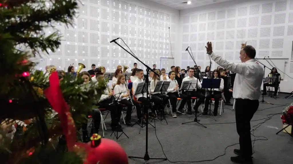 VIDEO / Božićni ugođaj u koncertnoj dvorani Glazbene škole u Livnu
