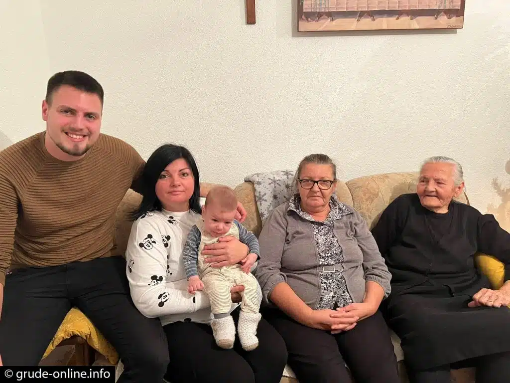 Grude: Pet generacija kod bake Iva Knezović – Šušumović