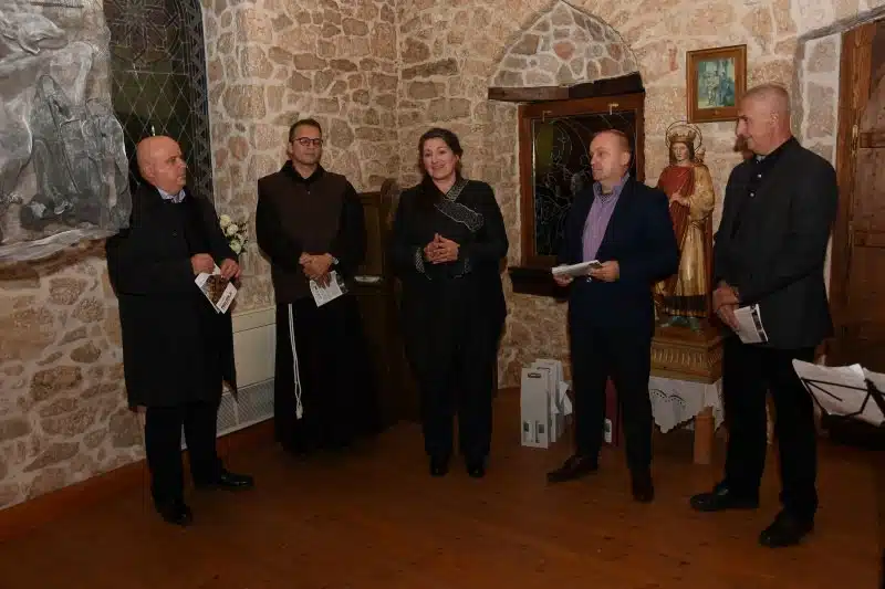 Fra Didak Buntić inspirirao akademsku kiparicu na umjetničko stvaralaštvo