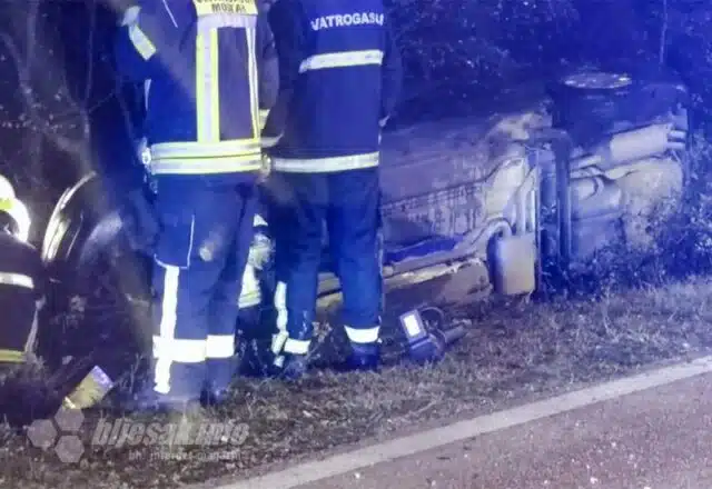 Mostar: Vozilo sletjelo s kolnika i prevrnulo se, vozač prebačen u bolnicu | HIP.ba
