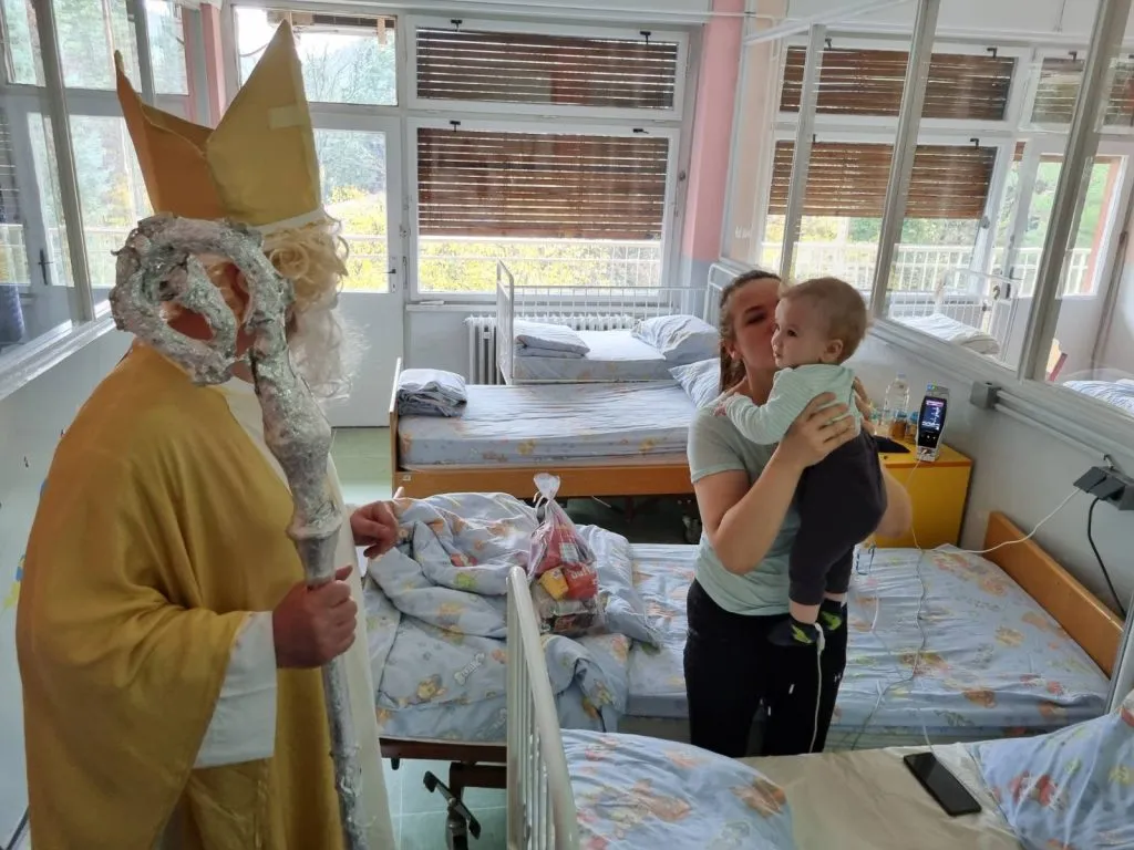 sveti nikola posjetio djecu na klinici za dječje bolesti skb-a mostar