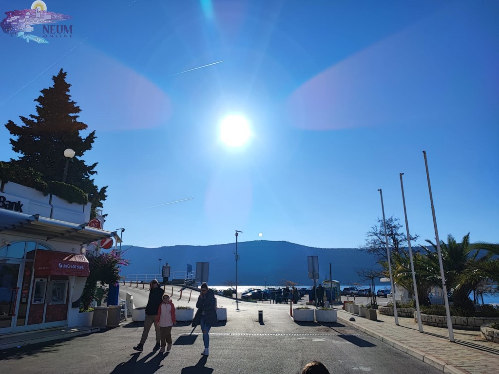 foto | sunčan i topao prvi dan 2023. godine na neumskoj šetnici