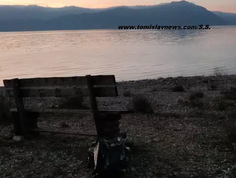 FOTO POHVALA: Danas su dva bračna para očistili šetnicu uz Buško jezero, od Eko sela u Grabovici do Karmela sv. Ilije