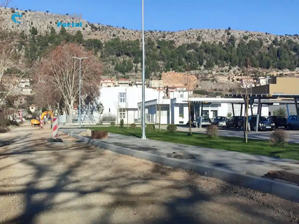 FOTO | Počelo postavljanje kockica na šetnici kod Laste; LED rasvjeta već instalirana