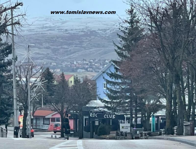 FOTO/VIDEO: DOBRO vam oblačno i hladno jutro iz Tomislavgrada, s ponekom pahuljom, a na planinama snijeg poprašio, na Kupresu i Blidinju napadao!