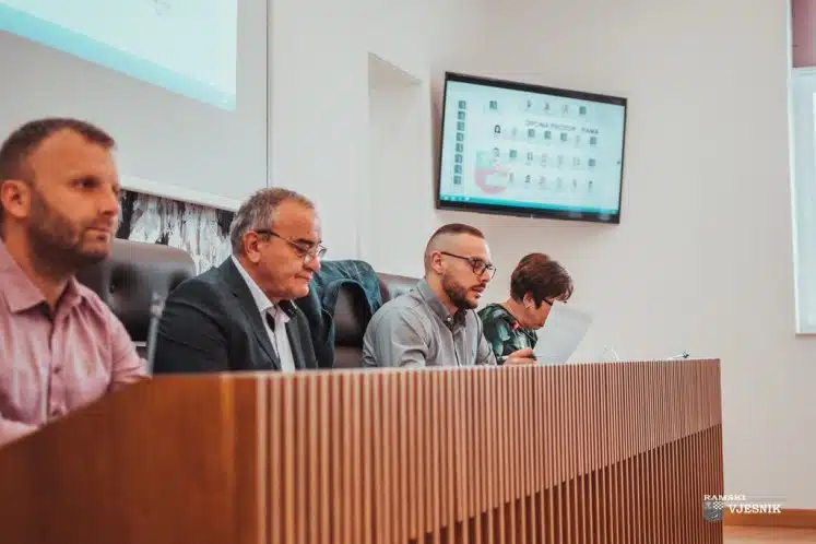 IBRO PLECIĆ: “Kao predsjedniku vijeća stalo mi je da vijeće radi, da sve odluke donosimo u što kraćem roku, a naročito odluke koje su finansijske prirode po kojima stanovnici naše općine ostvaruju svoja prava”
