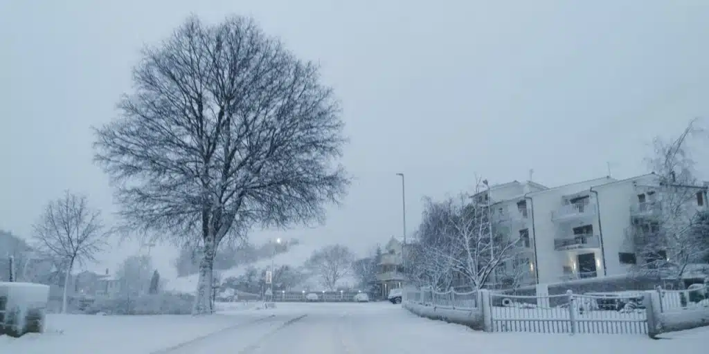 POSUŠJE: PRVI OVOGODIŠNJI SNIJEG ZABIJELIO ULICE!