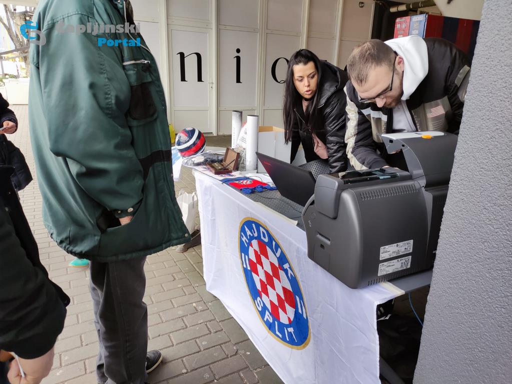 FOTO | Čapljina: Krenula akcija učlanjenja u Hajduk – veliki broj navijača stigao na trg