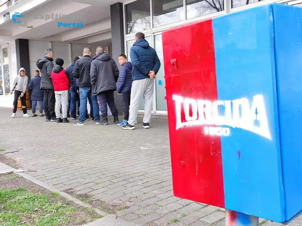 FOTO | Čapljina: Krenula akcija učlanjenja u Hajduk – veliki broj navijača stigao na trg