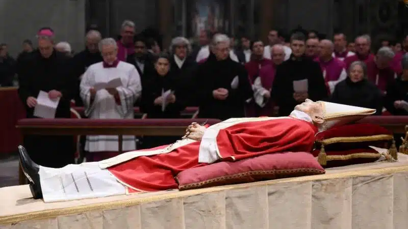 Vjernici odaju počast bivšem papi Benediktu XVI.