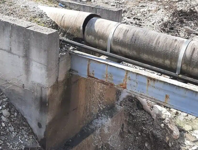 Izlijevanje fekalnih voda iz cijevi u blizini kolektora