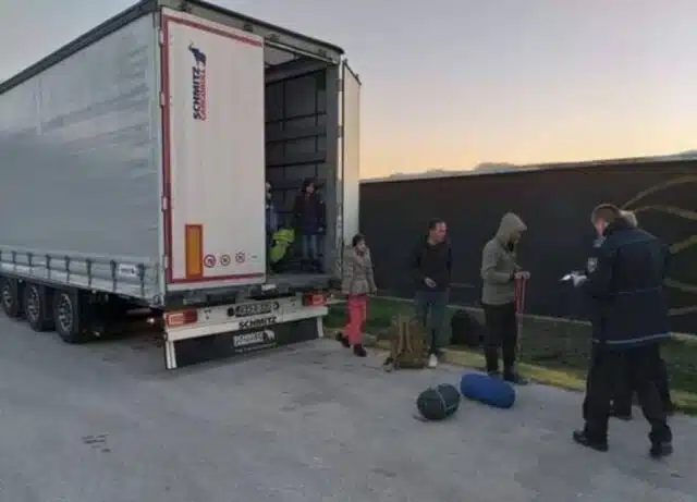 Državljanin BiH migrante prevozio u hladnjači, spriječen od strane službenika Granične policije BiH | HIP.ba