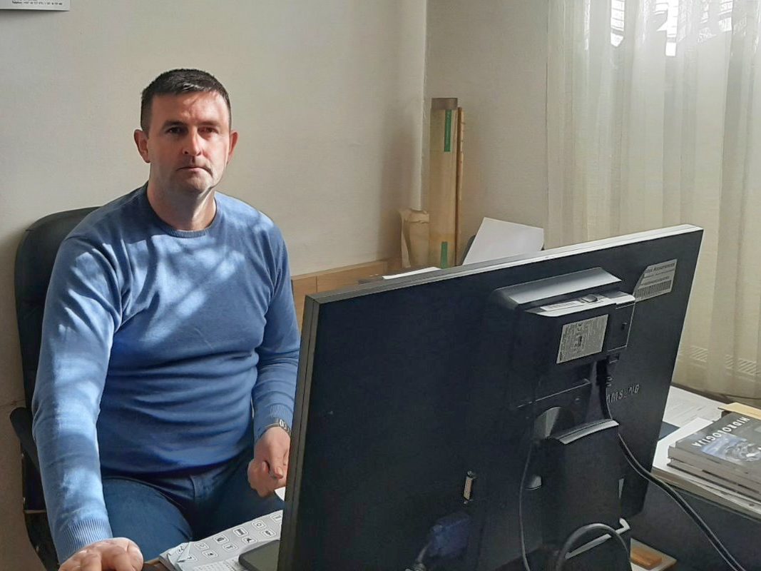 Izlijevanje fekalnih voda iz cijevi u blizini kolektora Izlijevanje fekalnih voda iz cijevi u blizini kolektora