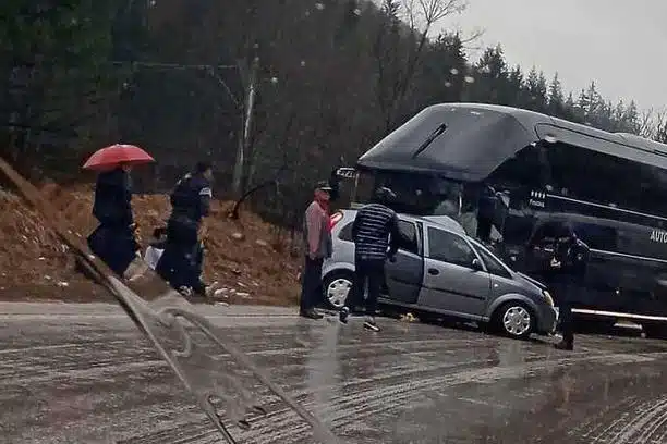 Teška prometna nesreća: Automobil podletio pod autobus s igračima Veleža | HIP.ba