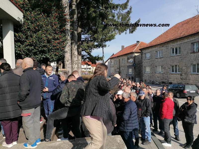 FOTO/VIDEO: Veliki red pred Šumarijom Tomislavgrad za uplatu ogrjevnog drveta!