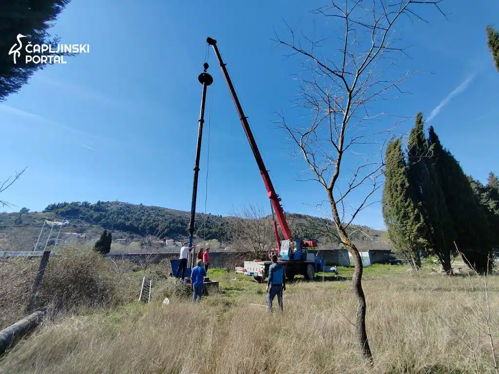 FOTO | Djelatnici JKP i dalje na terenu – voda bi u naselja trebala stići večeras