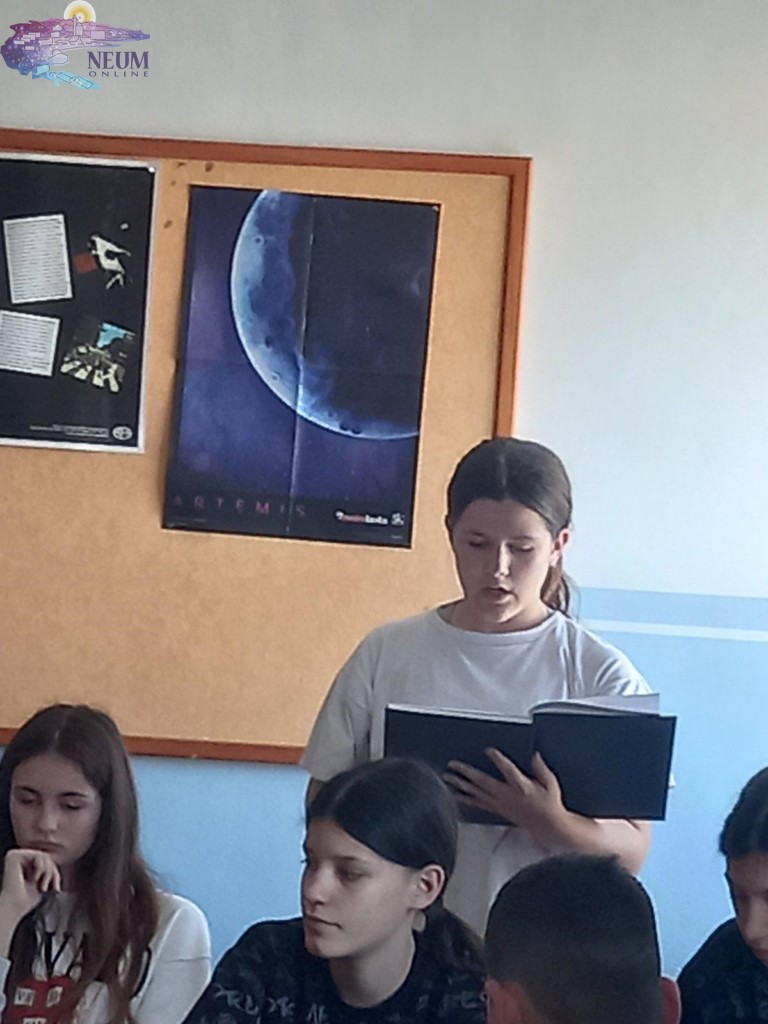 foto: književni susret neumskih osnovnoškolaca s pjesnikom perom pavlovićem