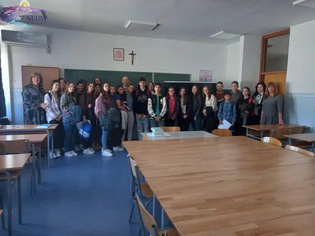 FOTO: Književni susret neumskih osnovnoškolaca s pjesnikom Perom Pavlovićem