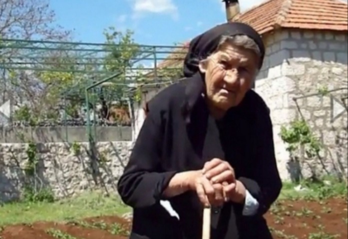[foto] baka iva u 101. kopa i sadi krumpir