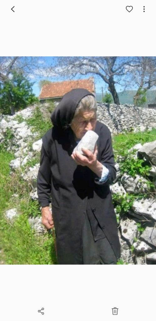 [foto] baka iva u 101. kopa i sadi krumpir