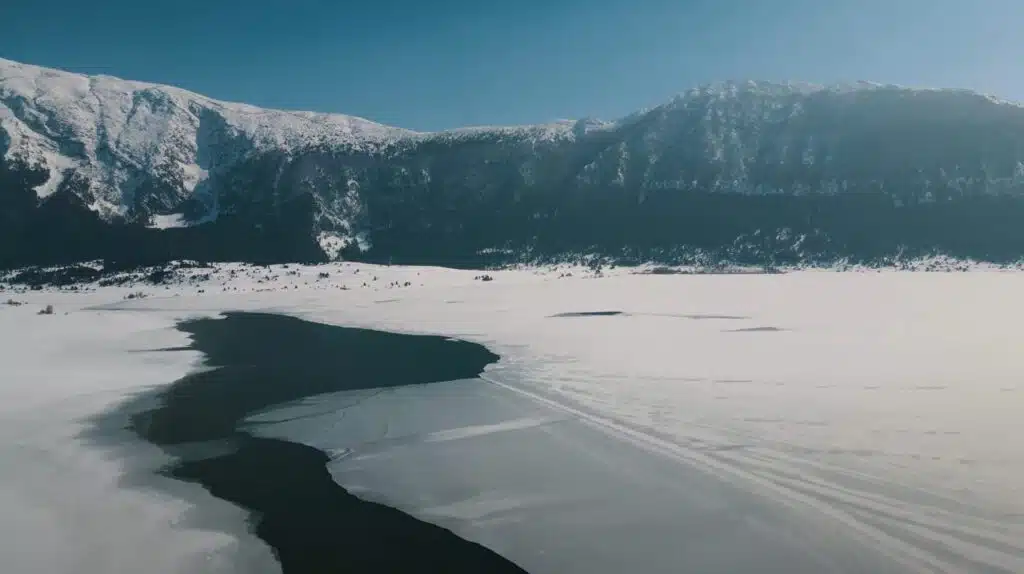 Blidinjsko jezero okovano ledom i dalje prikazuje ljepotu prirode zimi