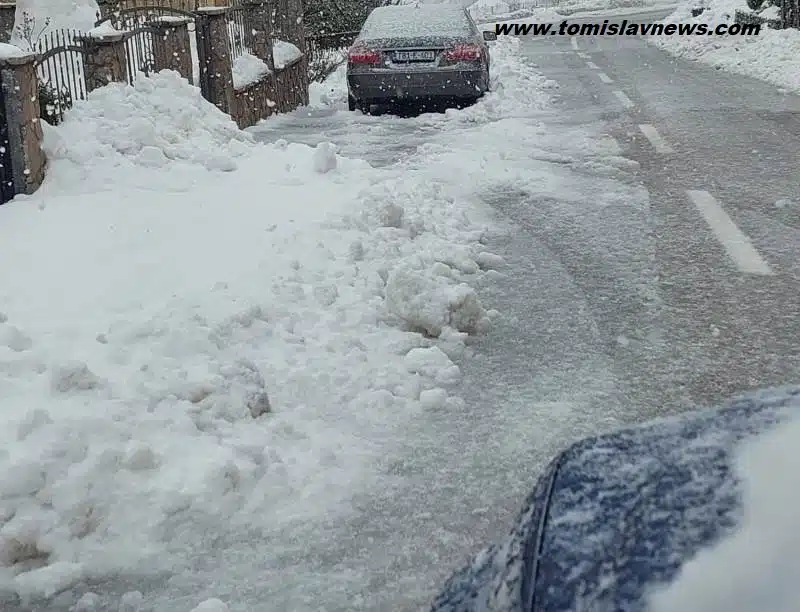FOTO/VIDEO: Snijeg u Tomislavgradu pada već četvrti dan, pogledajte kako radnici “Komunalnog” čiste i kakvih problema imaju?!
