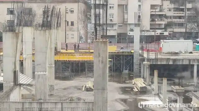 Radnik pao sa skele, prevezen je na CUM