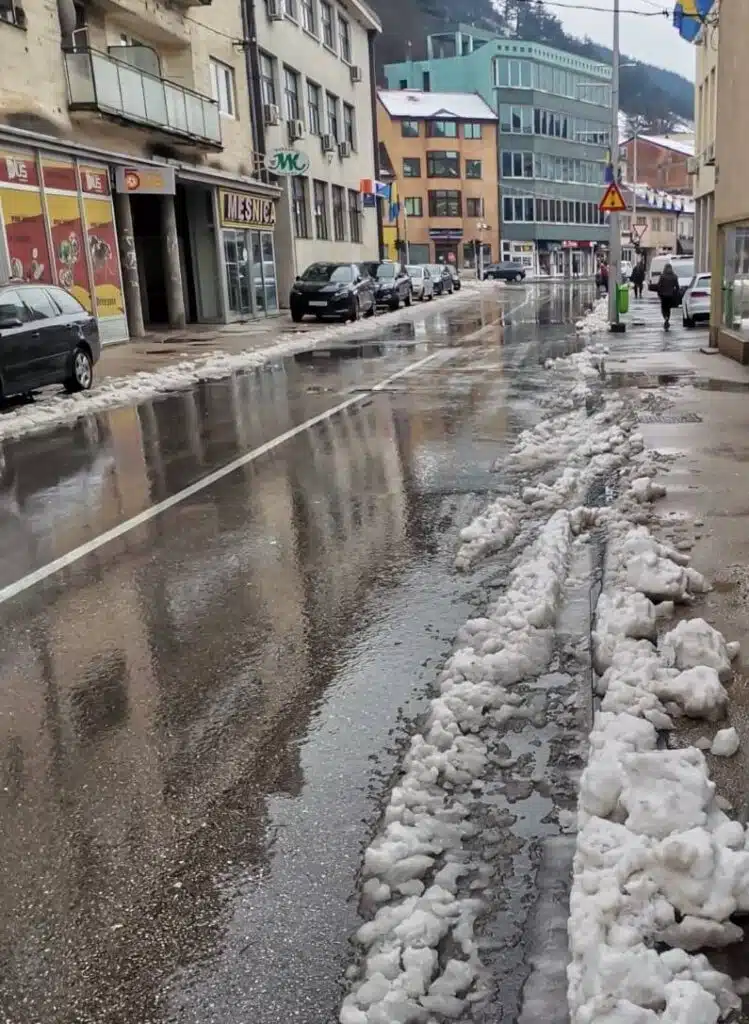 Snježni nanosi na krovovima – opasnost za prolaznike