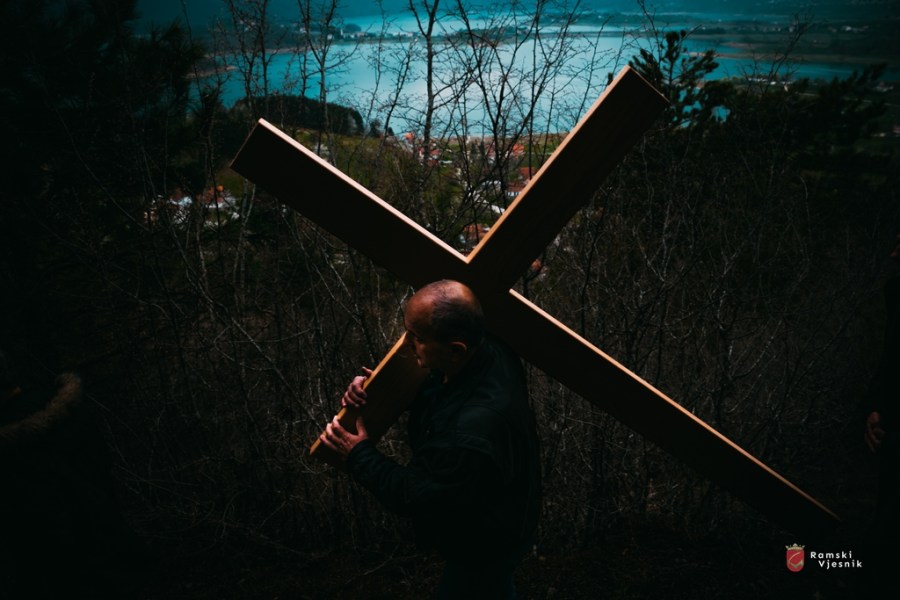 gračac u podboru: put križa “uzmi svoj križ i slijedi me!”