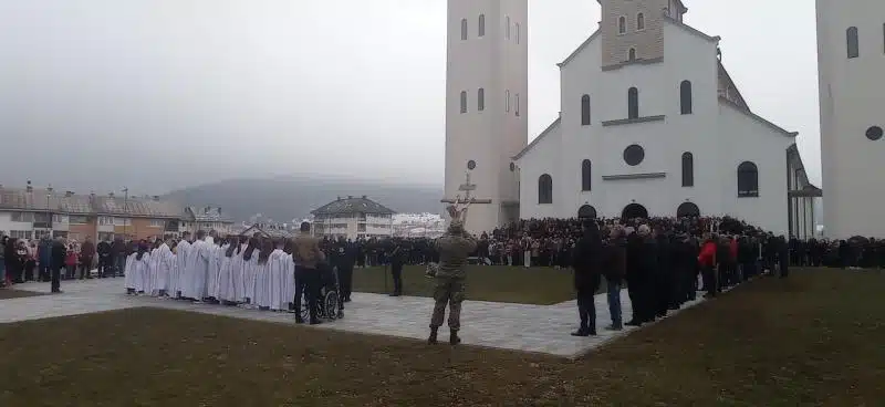 Propovijed kupreškoga župnika don Tomislava Mlakića: “Slobode i slobodne Domovine ne bi bilo da ne bi svih onih dobrih, jednostavnih momaka, od kojih muka načini branitelje, ratnike i junake” (video)