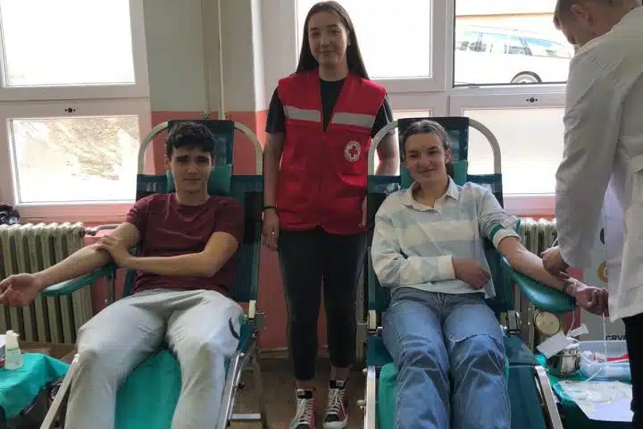 Posušje: U drugoj ovotjednoj akciji dragovoljnog darivanja krvi za SKB Mostar otpremljeno 19 doza krvi posuških srednjoškolaca