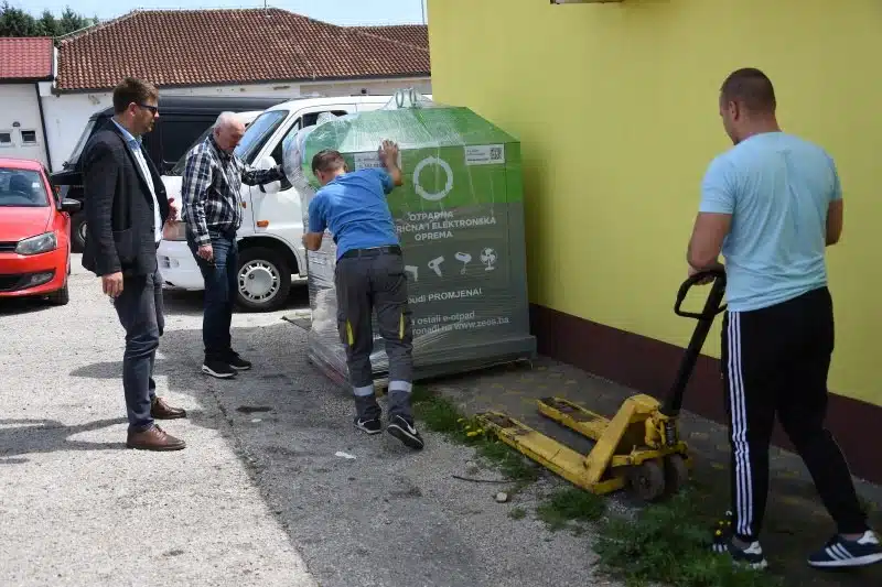 Postavljena dva kontejnera za e-otpad