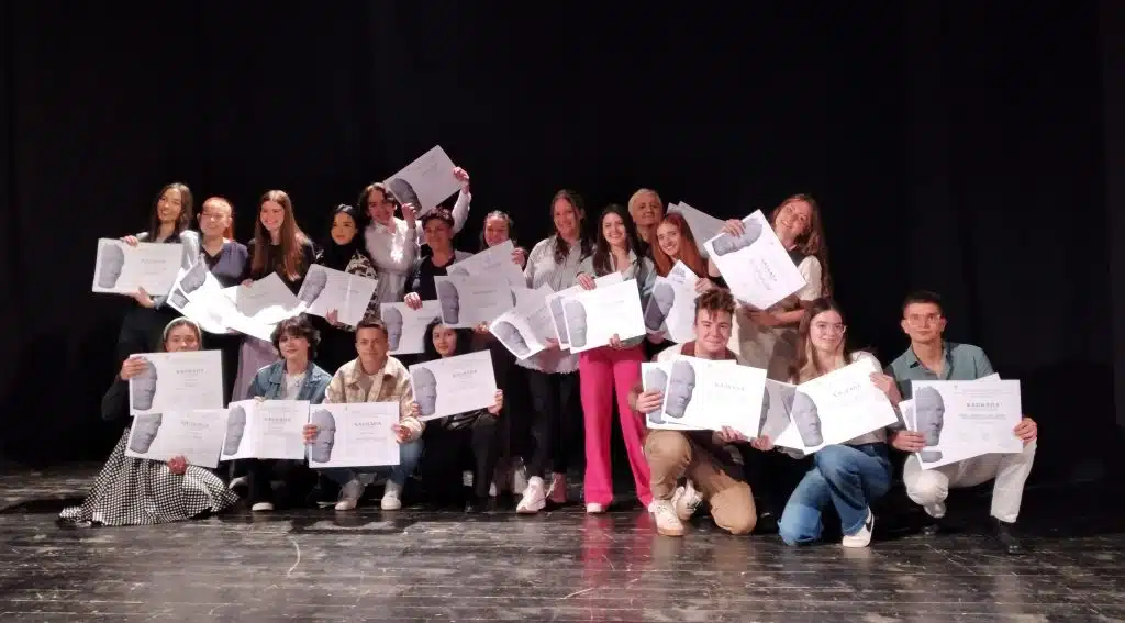 „Dedalova radionica“ iz Doboja i „Bardov’ce“ iz Bugojna, najbolje predstave ovogodišnjeg 21. festivala srednjoškolskog dramskog stvaralaštva BiH u Konjicu