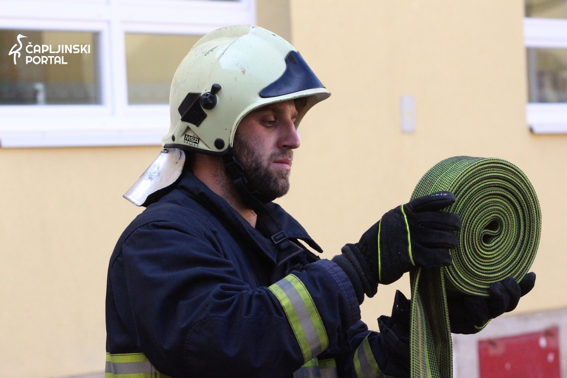 foto | održana vježba u školi – sudjelovali hgss, vatrogasci, hitna pomoć…