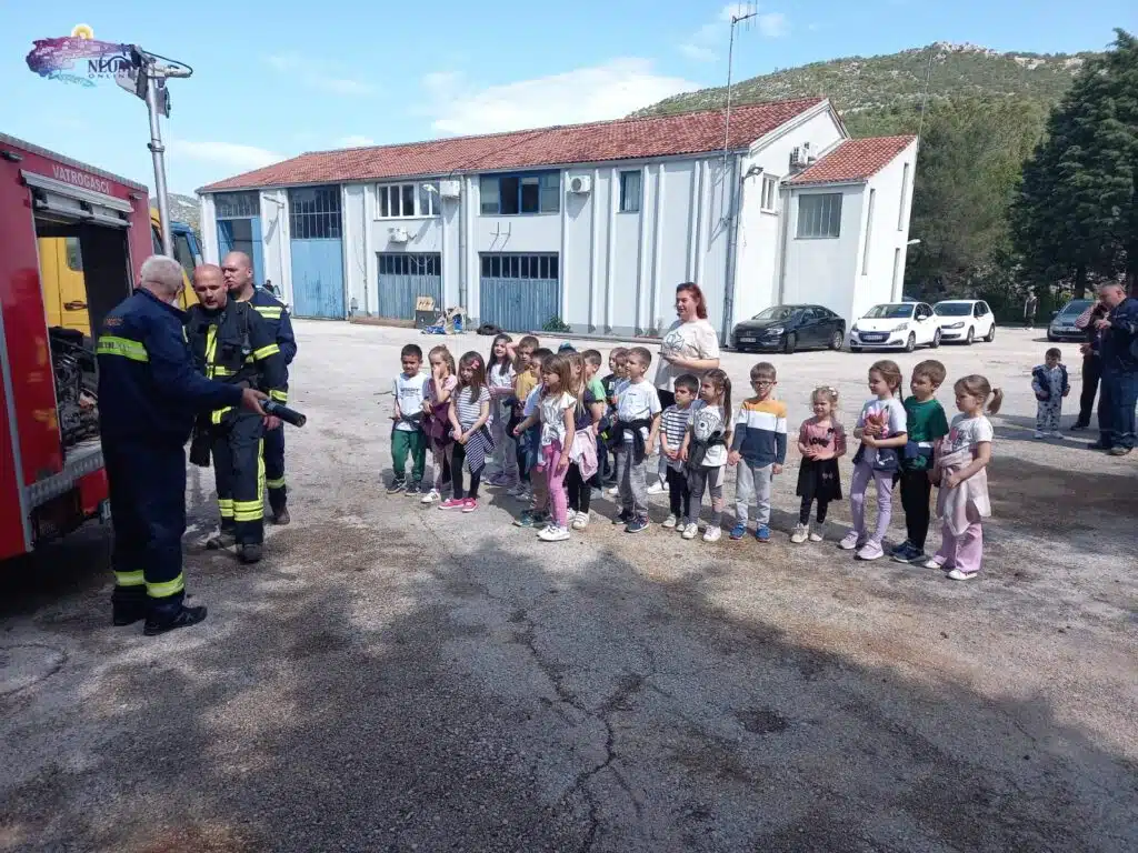 FOTO | Međunarodni dan vatrogasaca: Neumski vatrogasci održali vježbu s mališanima iz vrtića
