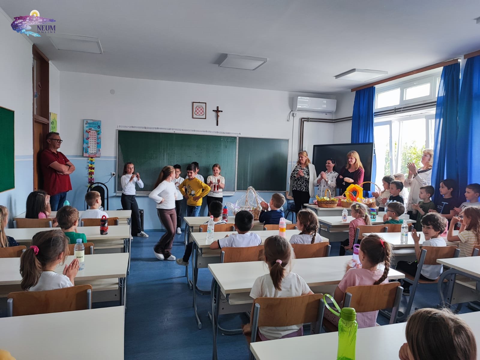 foto | predškolci posjetili prvašiće i isprobali školske klupe