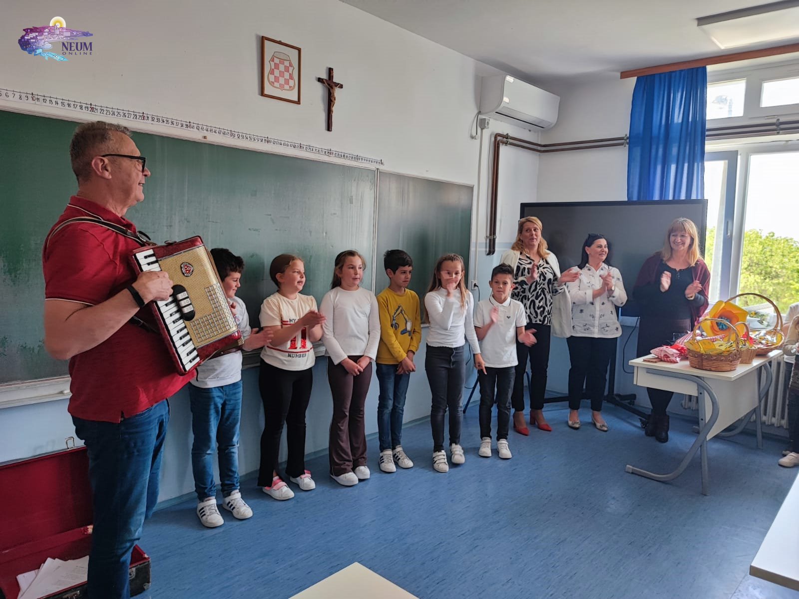 foto | predškolci posjetili prvašiće i isprobali školske klupe