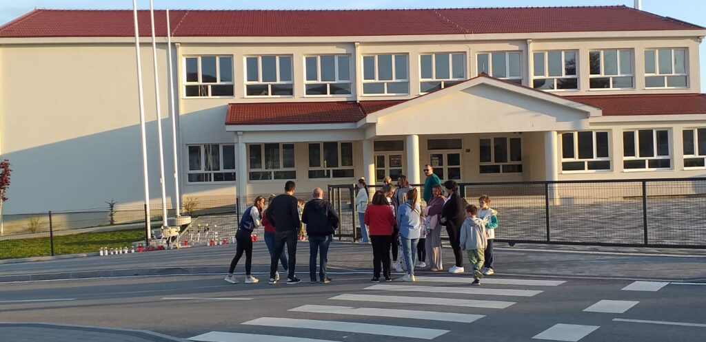 Paljenje svijeća ispred Osnovne škole u Posušju
